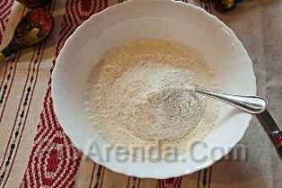 Готовим оладьи - добавляем пищевую соду в кефир и перемешиваем