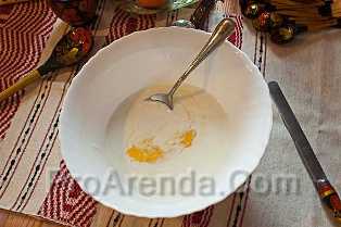 Оладьи на кефире – перемешиваем в миске сырое яйцо и кефир