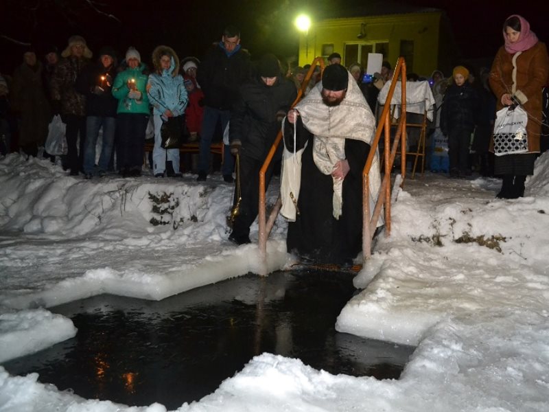 Освящение воды на Крещение в проруби