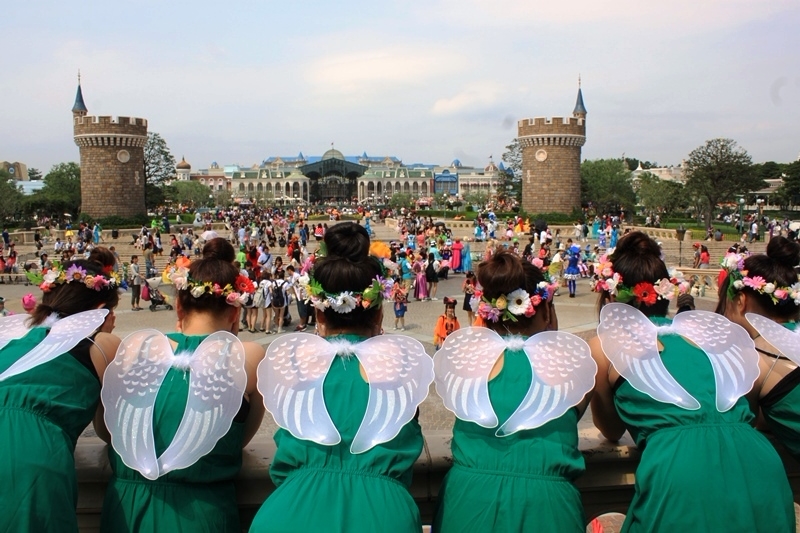 Посетители Токийского Диснейленда щеголяют маскарадными костюмами