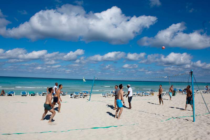 Территория пляжа отеля Barcelo Arenas Blancas Solymar на Кубе оборудована волейбольными площадками