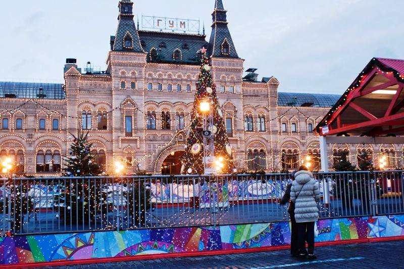 Украшение Манежной и Красной площади на Новый год очаровывает туристов Москвы, не смотря на слякотную зиму